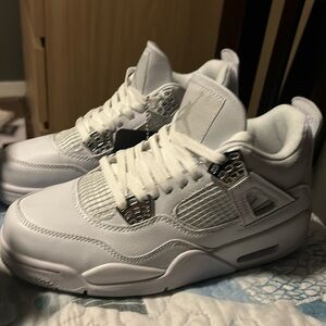 Selling these shoes for 250$